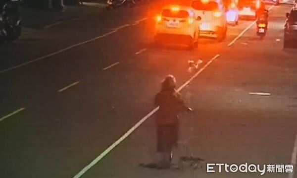 ▲▼高雄勇嬤騎單車「單手推點滴架」路上趴趴走。（圖／記者許宥孺翻攝）