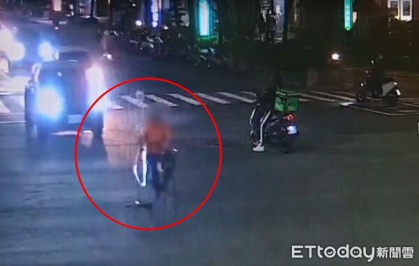 ▲▼高雄勇嬤騎單車「單手推點滴架」路上趴趴走。（圖／記者許宥孺翻攝）