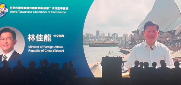 ▲▼外交部長林佳龍出訪友邦吐瓦魯，回程過境澳洲，並在雪梨歌劇院前錄製影片，向世界台灣商會聯合總會致意。（圖／民進黨立委林楚茵國會辦公室提供）