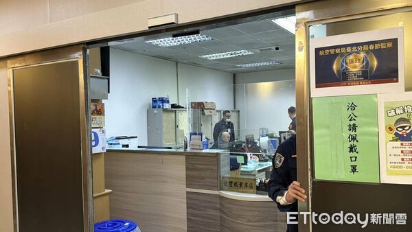 ▲▼一男子疑似從小三通偷渡貓咪。（圖／記者鄭逢時攝）