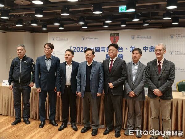 ▲▼  李鎮宇（台新新光金控首席經濟學家）、明居正（台灣大學政治學系名譽教授）           。（圖／記者任以芳攝）