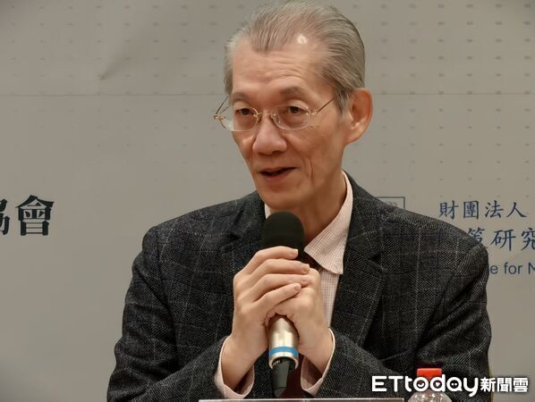 ▲▼  李鎮宇（台新新光金控首席經濟學家）、明居正（台灣大學政治學系名譽教授）           。（圖／記者任以芳攝）