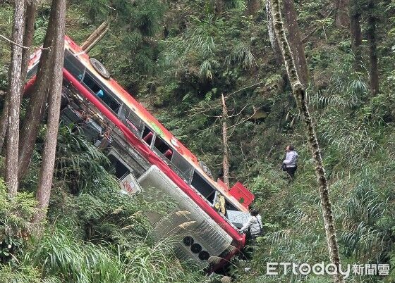 快訊／南投杉林溪森林遊樂區巴士墜山谷傳9傷　消防搶救中