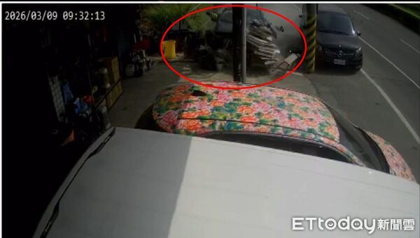 ▲雲林一輛轎車因不明原因失控撞入路邊殯儀館。（圖／記者游瓊華翻攝）