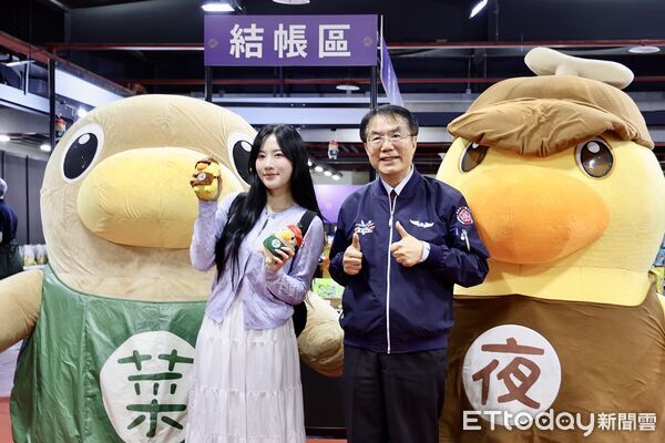 ▲韓籍啦啦隊成員Mingo朴旻曙走訪台南後壁參觀台灣國際蘭展，與市長黃偉哲互動熱絡，直呼吉祥物「菜奇鴨」、「夜奇鴨」超可愛。（記者林東良翻攝，下同）