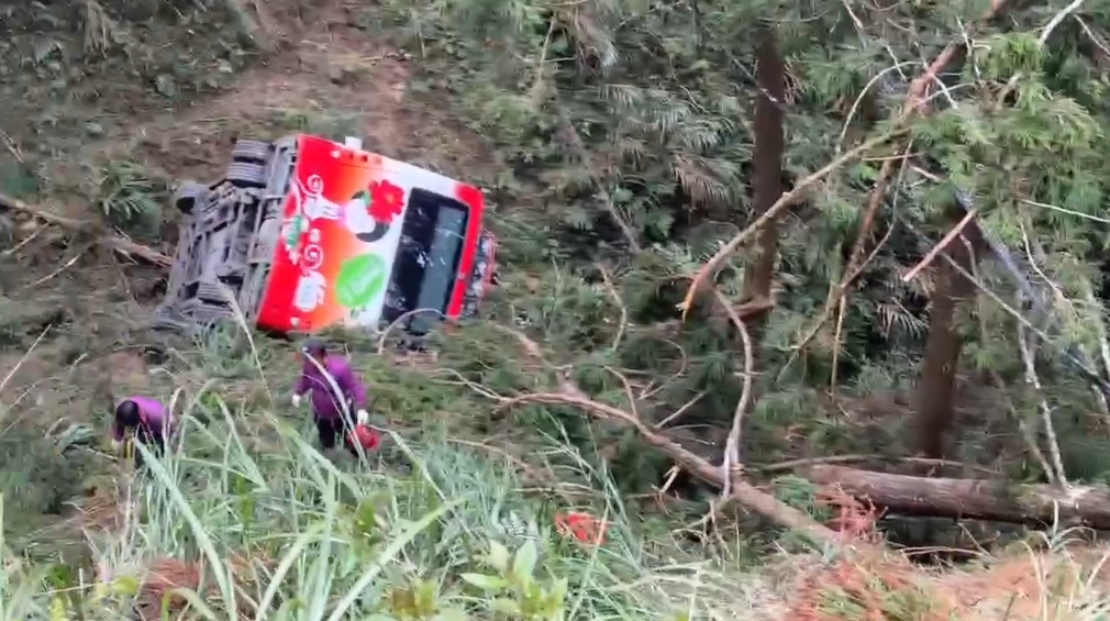 ▲▼南投杉林溪森林遊樂區遊園巴士墜谷。（圖／民眾提供）