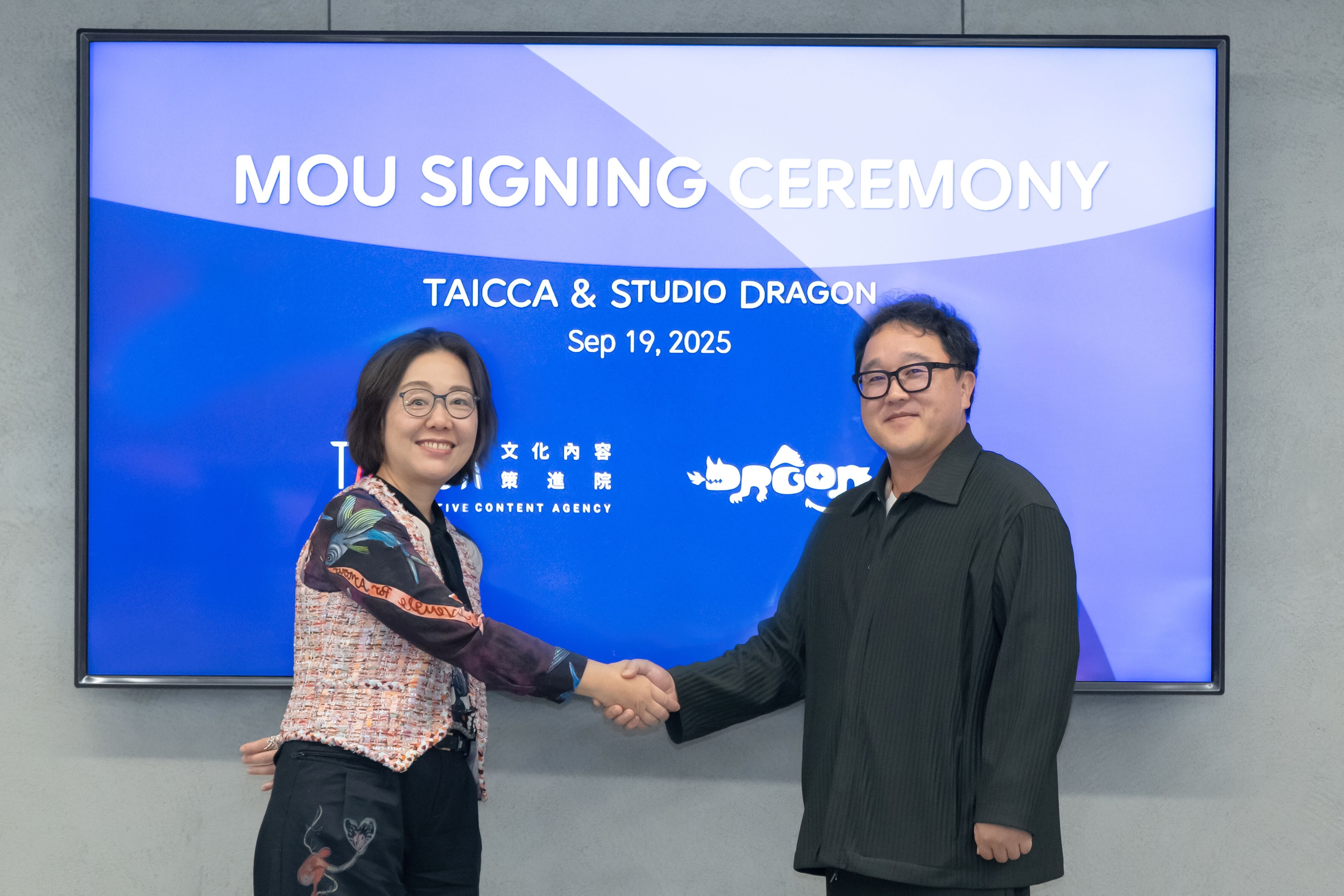 ▲▼文策院與韓國影視製作龍頭「Studio Dragon」簽署合作意向書（MOU），今年雙方進一步啟動「BUBBLE青春愛情電影共同開發計畫」。（圖／業者提供）