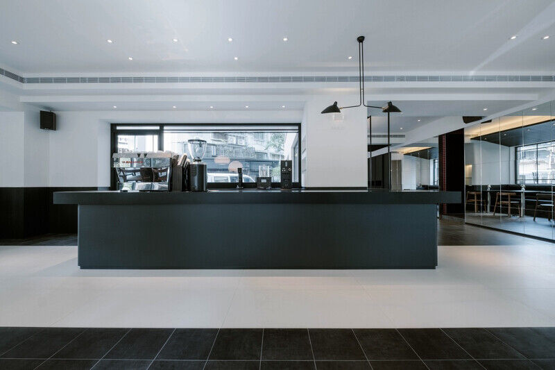 首爾漢南洞人氣咖啡廳「AUFGLET」插旗臺北！揭開邊佑錫也愛的黑色潮流，在唱片停頓的空間哲學裡品嚐可頌球、限定早午餐