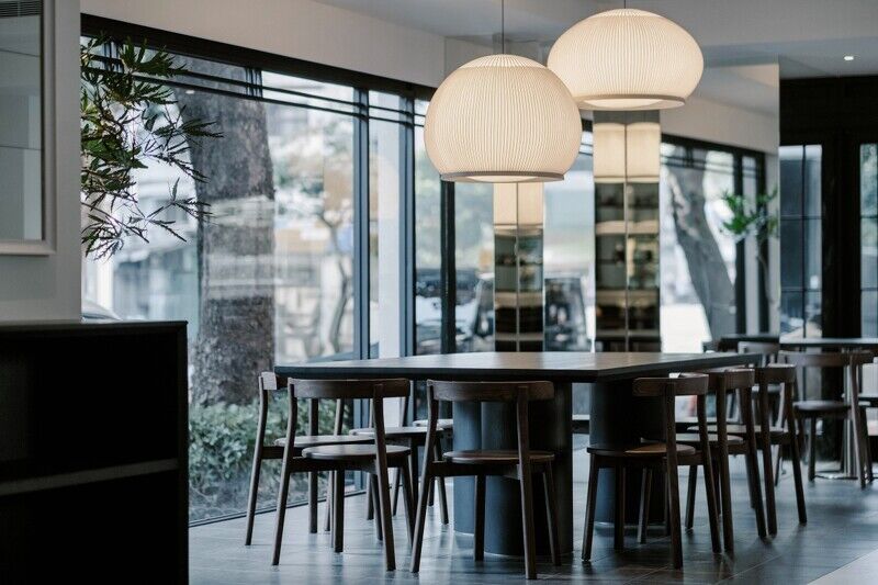 首爾漢南洞人氣咖啡廳「AUFGLET」插旗臺北！揭開邊佑錫也愛的黑色潮流，在唱片停頓的空間哲學裡品嚐可頌球、限定早午餐