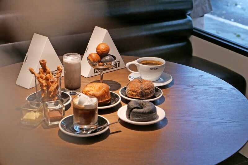 首爾漢南洞人氣咖啡廳「AUFGLET」插旗臺北！揭開邊佑錫也愛的黑色潮流，在唱片停頓的空間哲學裡品嚐可頌球、限定早午餐