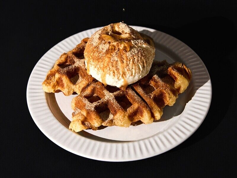 首爾漢南洞人氣咖啡廳「AUFGLET」插旗臺北！揭開邊佑錫也愛的黑色潮流，在唱片停頓的空間哲學裡品嚐可頌球、限定早午餐