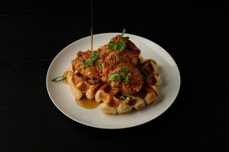 首爾漢南洞人氣咖啡廳「AUFGLET」插旗臺北！揭開邊佑錫也愛的黑色潮流，在唱片停頓的空間哲學裡品嚐可頌球、限定早午餐