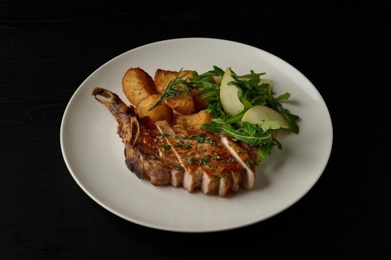 首爾漢南洞人氣咖啡廳「AUFGLET」插旗臺北！揭開邊佑錫也愛的黑色潮流，在唱片停頓的空間哲學裡品嚐可頌球、限定早午餐