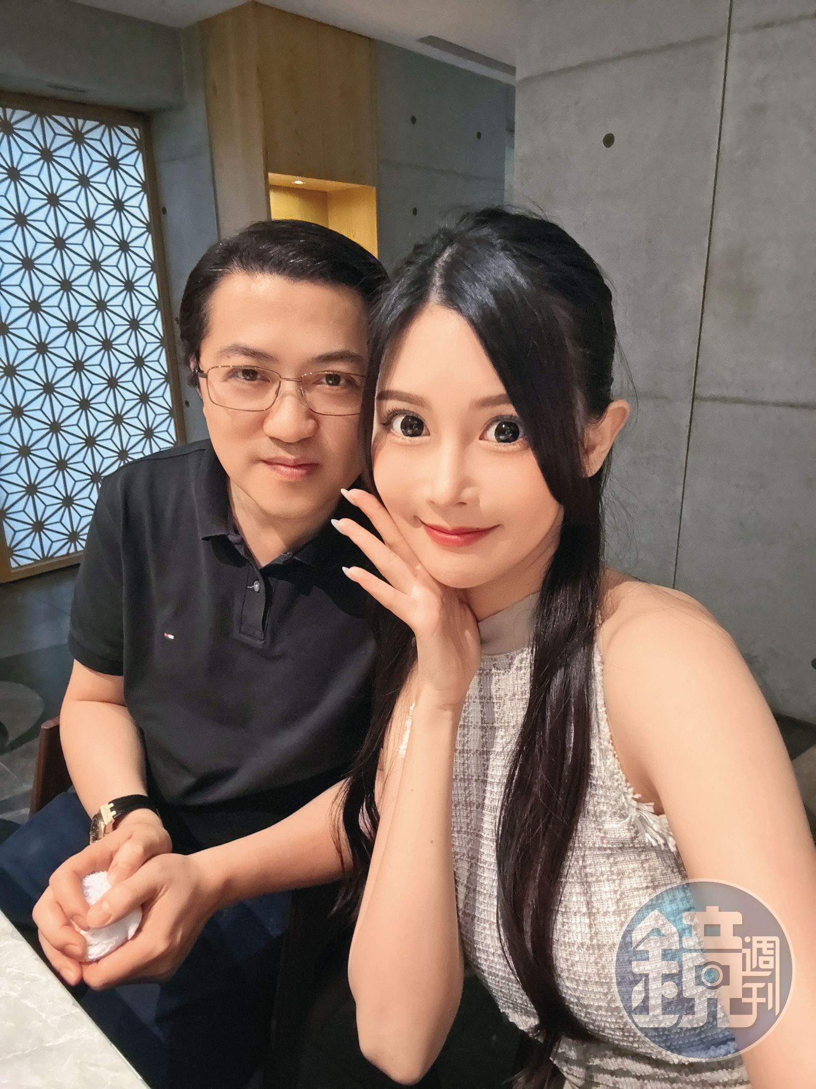 桃園市議員梁為超（左）驚爆以每月20萬元包養寫真網紅許玲玲（右）。（讀者提供）