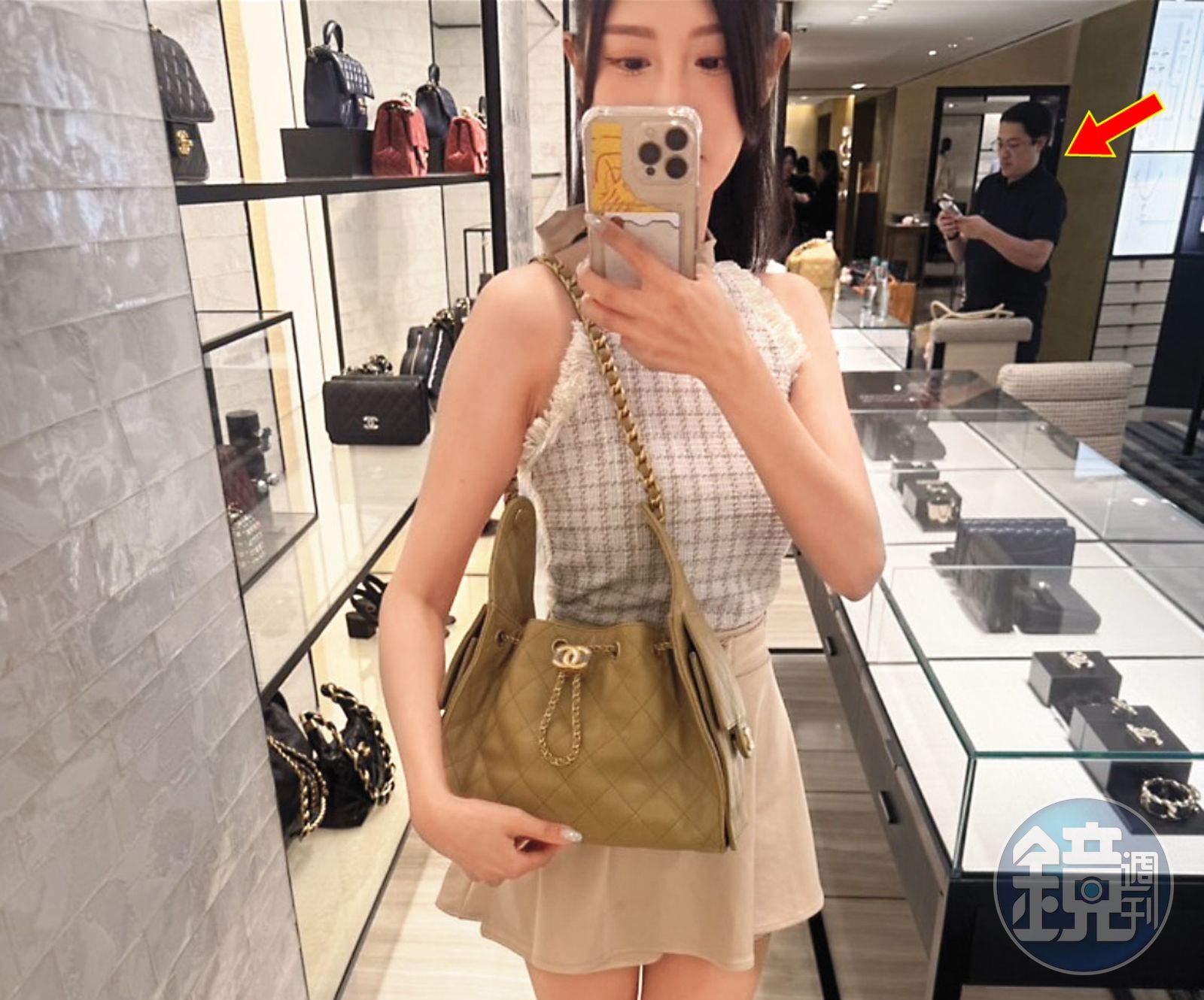 許玲玲在晶華酒店挑選精品包自拍，在後面的梁為超（箭頭處）也入鏡。（讀者提供）