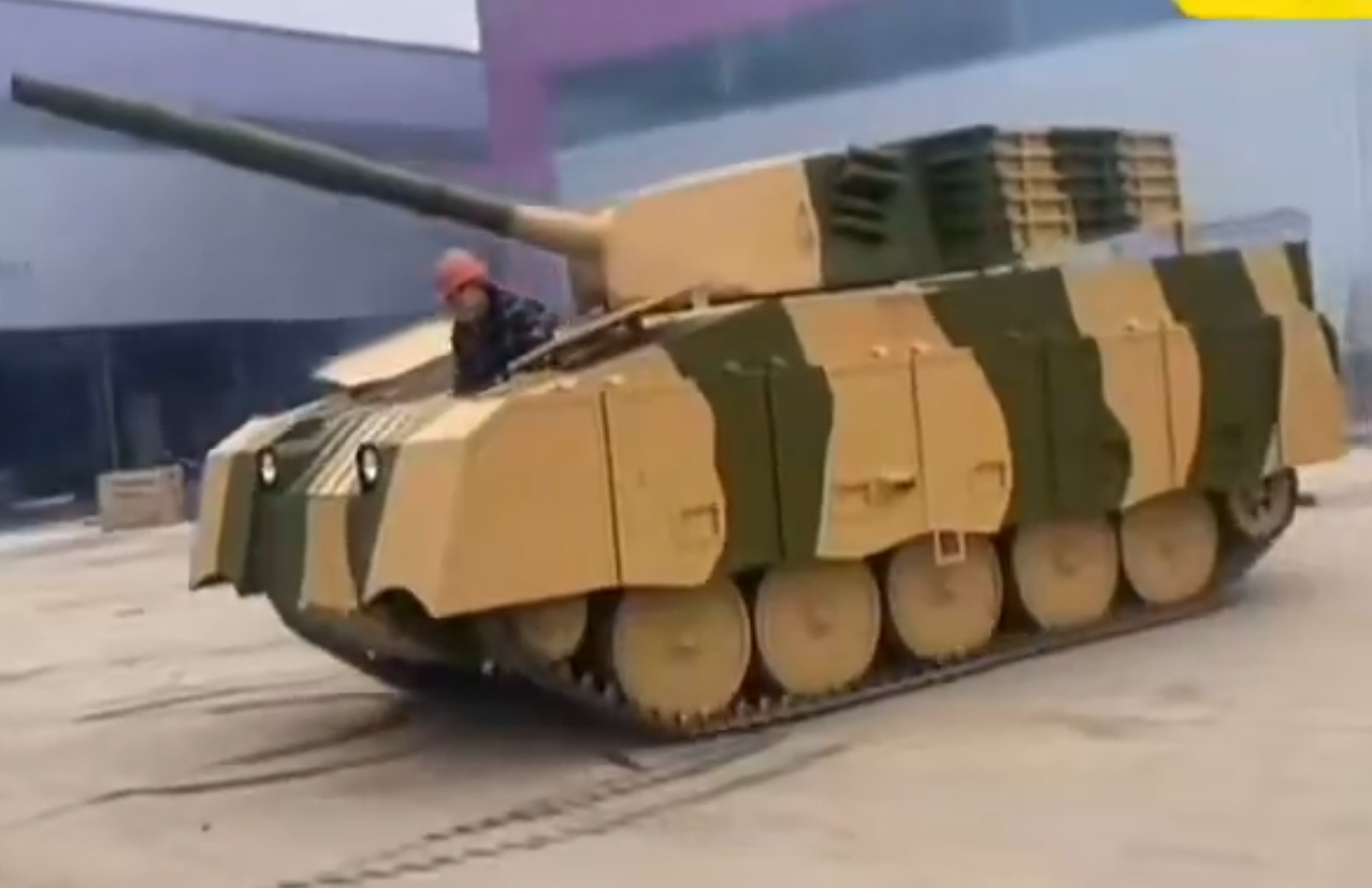 ▲▼伊朗出怪招！買1：1戰車模型　消耗美軍精確炸彈。（圖／翻攝自X／@cuichenghao）