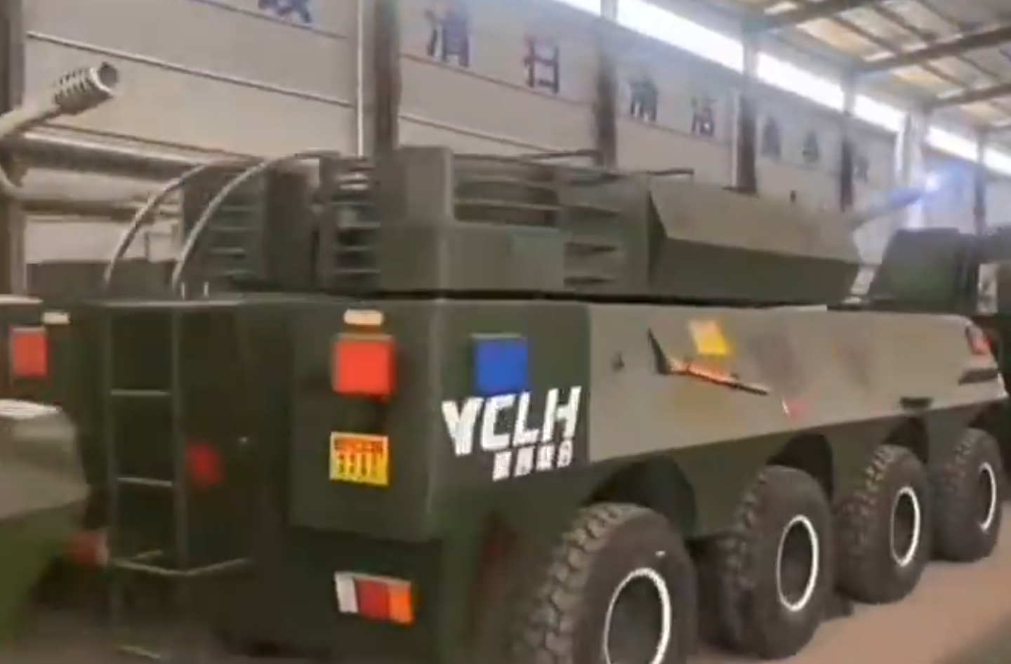 ▲▼伊朗出怪招！買1：1戰車模型　消耗美軍精確炸彈。（圖／翻攝自X／@cuichenghao）