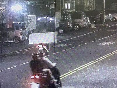 誇張！台南騎士逆向「後座載超長物品」　警：已通知到案說明