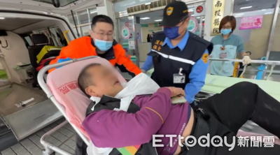 杉林溪巴士墜谷1死7傷！運將神情痛苦送醫　點頭認「擦山壁減速」