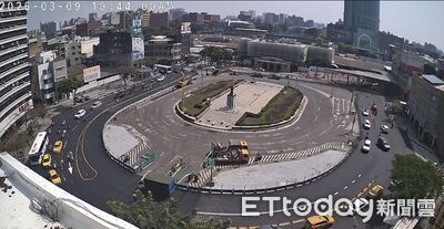 台南火車站前廣場交維新動線上路　U型雙向通行首個上班日順暢