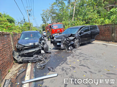 嘉義嚴重車禍！2自小客對撞「車頭爛毀」　5大2小送醫…32歲女亡