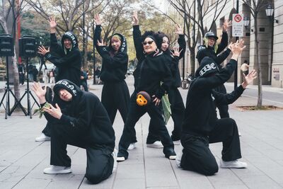 74歲天后快閃台北街頭！　身旁「超帥小編」身份曝光掀暴動