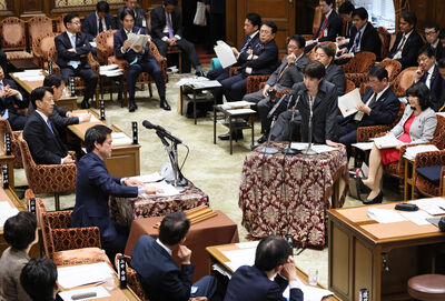 日本內閣官員 「舉手承認」看棒球　官房長官：放假才決定去看