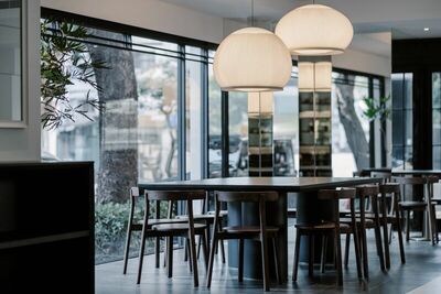 邊佑錫私藏咖啡廳「AUFGLET」插旗東區！在黑色宇宙的哲學品嚐可頌球