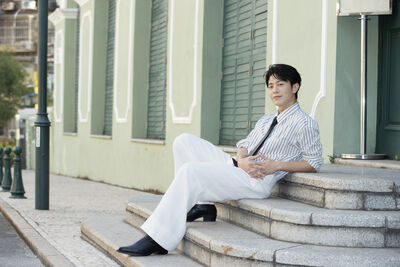 男星驚現茶餐廳賣魚蛋！　穿制服工作畫面曝光