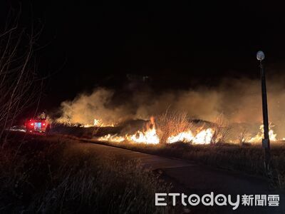 澎湖望安火燒山！10公頃草地成火海「直逼民宅」　31警消急灌救