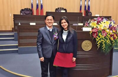 「寫真網紅」黑歷史曝光！　鈔能力議員回應疑說謊