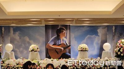 直擊／袁惟仁告別式遺照曝光！  兒女哀戚現身「林俊傑、劉若英也來了」