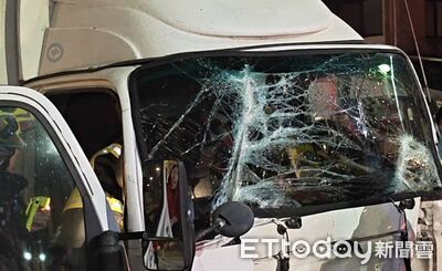 送酒的撞上送肉的！肇事貨車司機卡座位急問：你有叫119嗎