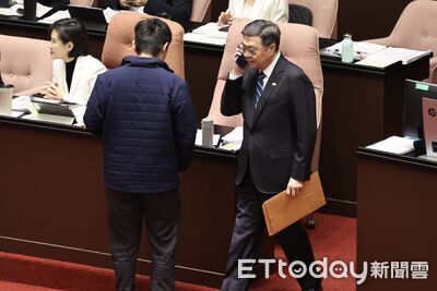 當全球戰略轉動及民生危機之際　院長包機看球與公共權力的界線