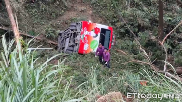▲▼南投杉林溪森林遊樂區遊園巴士墜谷。（圖／民眾提供）