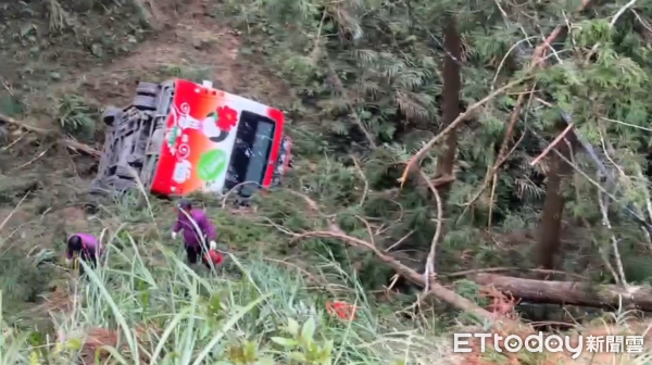 ▲▼南投杉林溪森林遊樂區遊園巴士墜谷。（圖／民眾提供）