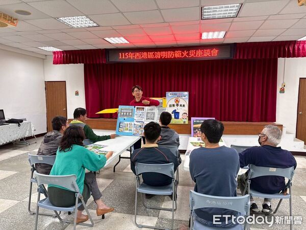 ▲台南市消防局第三大隊西港消防分隊召開清明防火策進座談會，攜手里長加強社區防火宣導。（記者林東良翻攝，下同）