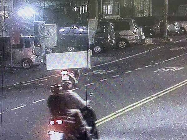 ▲台南市警三分局針對網路流傳機車逆向行駛並疑似載運大型物品影像展開調查，已通知騎士到案說明釐清違規情節。（圖／民眾提供）