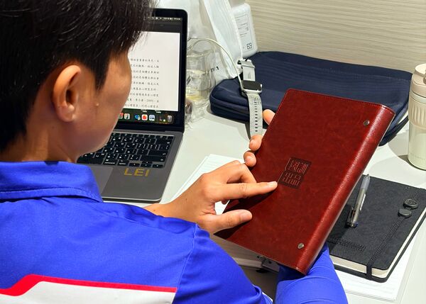 ▲國訓中心正式啟動「國訓50週年品牌計畫」，首波推出筆記本、漁夫帽官方商品。（圖／國訓中心提供）