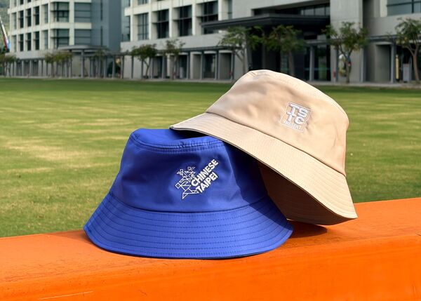 ▲國訓中心正式啟動「國訓50週年品牌計畫」，首波推出筆記本、漁夫帽官方商品。（圖／國訓中心提供）