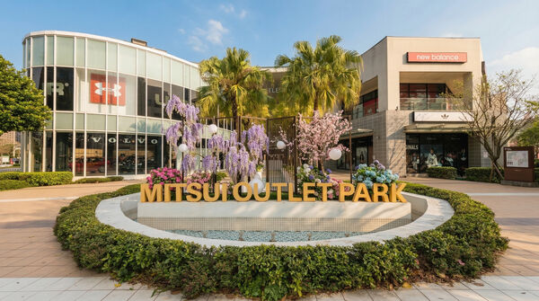 ▲MITSUI OUTLET PARK林口即日起換上浪漫花造景。（圖／MITSUI OUTLET PARK林口提供）