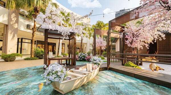 ▲MITSUI OUTLET PARK林口即日起換上浪漫花造景。（圖／MITSUI OUTLET PARK林口提供）