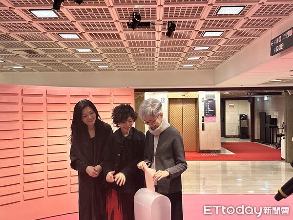 ▲▼國家兩廳院推出《給自己的情書》展覽，即日起至4月26日於國家戲劇院G樓、兩廳院表演藝術圖書館展出。（圖／記者林育綾攝）