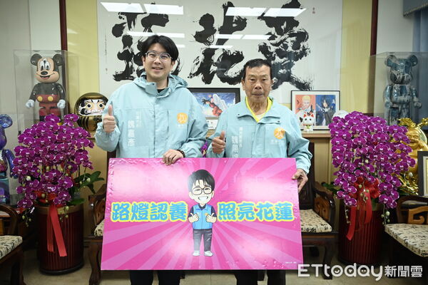 ▲▼花蓮市國光里長魏陽進與主工里長姜梅蘭分別認養市區25盞及38盞路燈。（圖／花蓮市公所提供，下同）