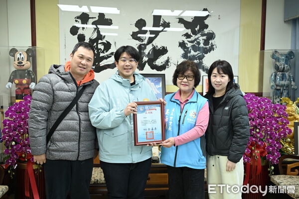 ▲▼花蓮市國光里長魏陽進與主工里長姜梅蘭分別認養市區25盞及38盞路燈。（圖／花蓮市公所提供，下同）