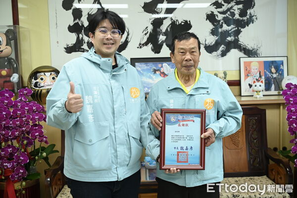 ▲▼花蓮市國光里長魏陽進與主工里長姜梅蘭分別認養市區25盞及38盞路燈。（圖／花蓮市公所提供，下同）