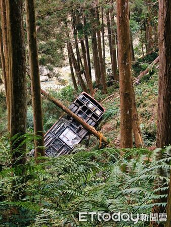 ▲▼      杉林溪巴士墜谷1死7傷       。（圖／記者高堂堯翻攝）