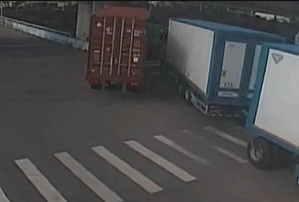 ▲彰化2大貨櫃車轉彎卡路口。（圖／民眾提供）