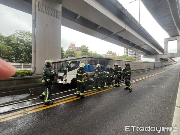 ▲9日北市環東大道發生貨車起火焚燒意外、幸無人傷。（圖／記者張君豪翻攝）