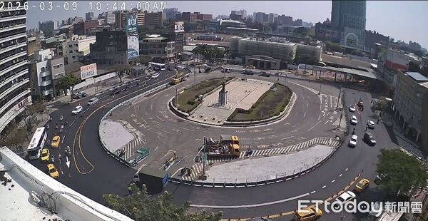 ▲台南火車站前廣場改造第二階段交維上路，原圓環改為U型雙向行車動線。（記者林東良翻攝，下同）